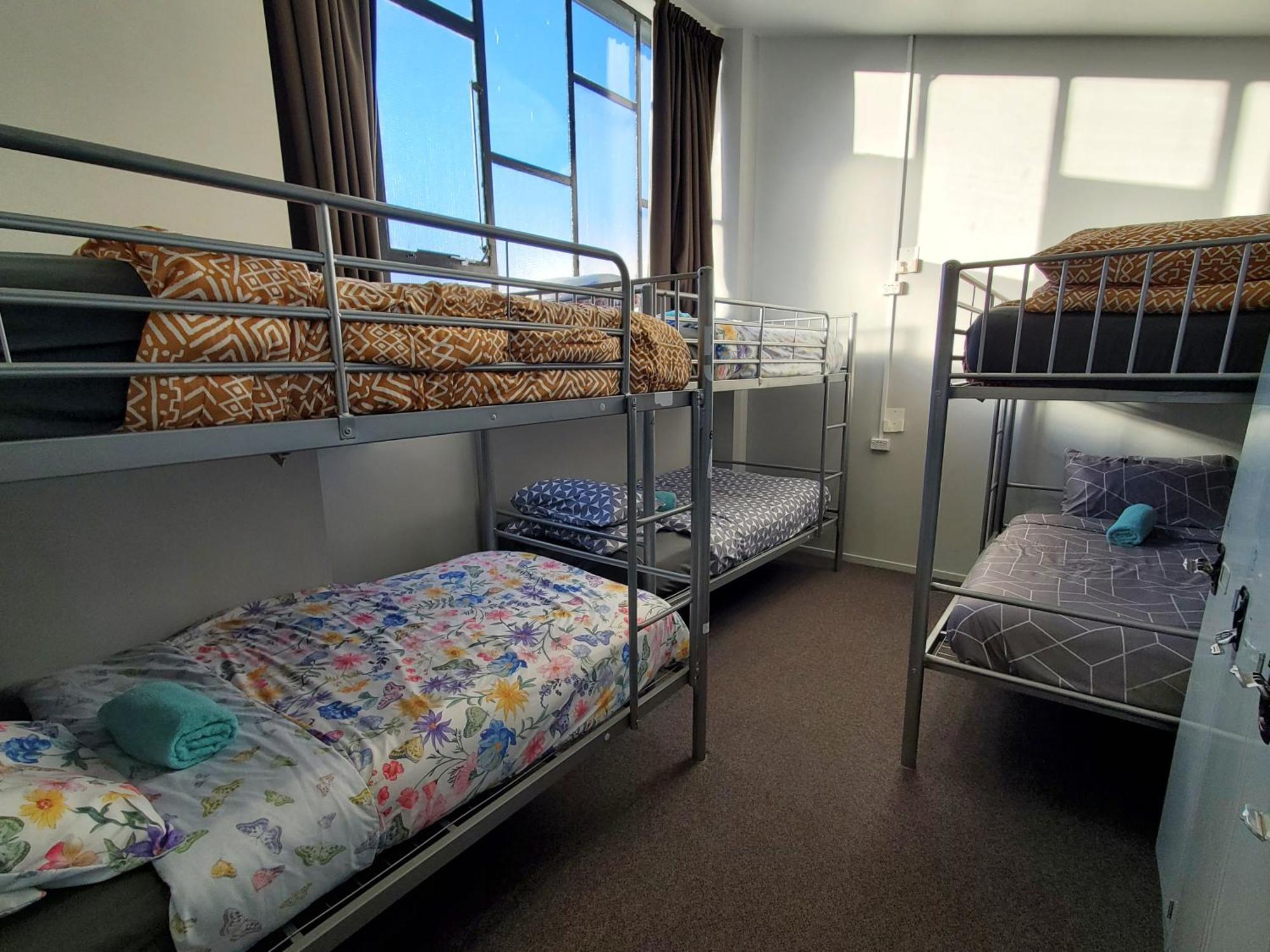 Urbanz Vandrarhem Christchurch Exteriör bild A room at the hostel