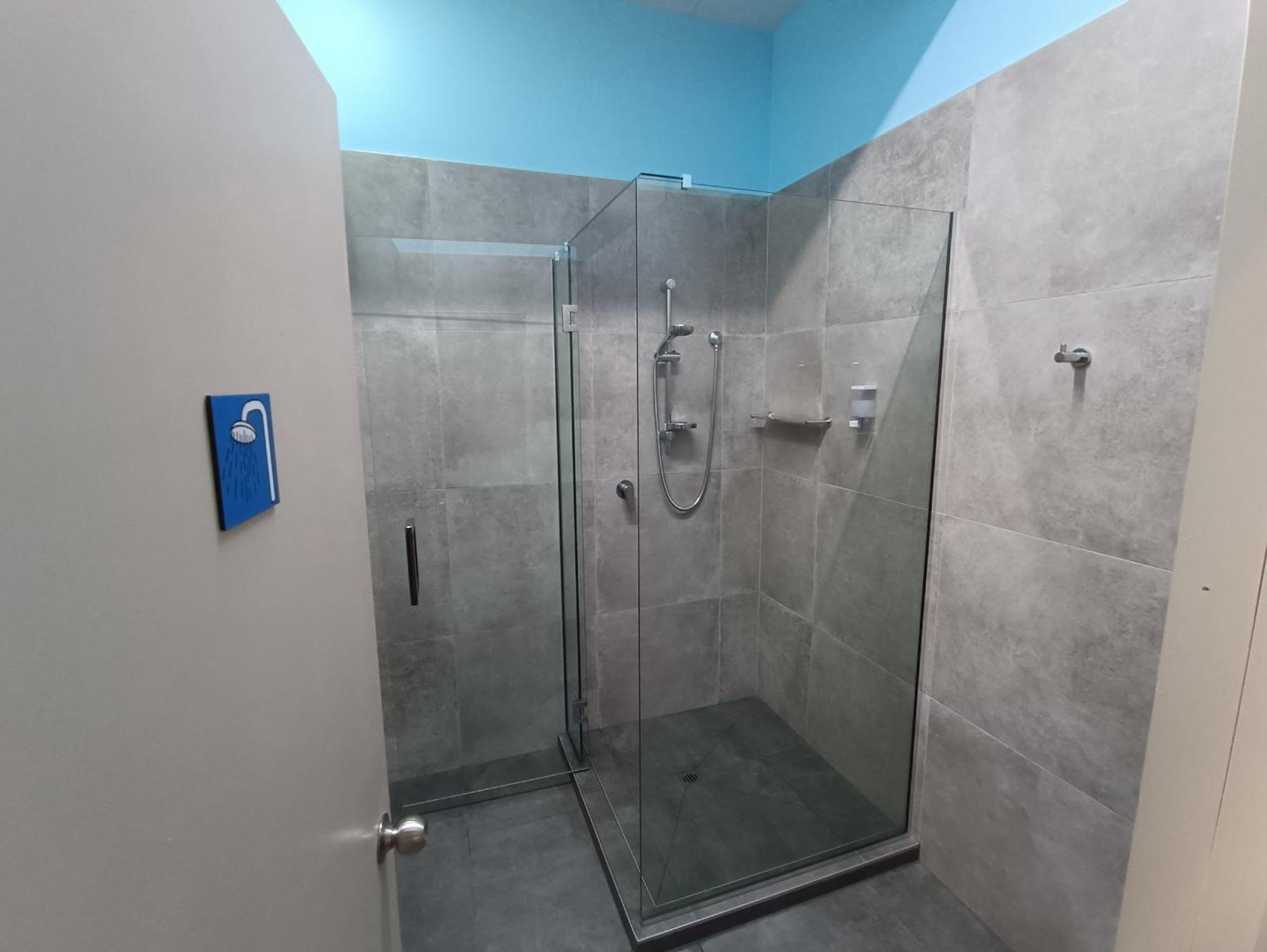 Urbanz Vandrarhem Christchurch Exteriör bild A shower cubicle