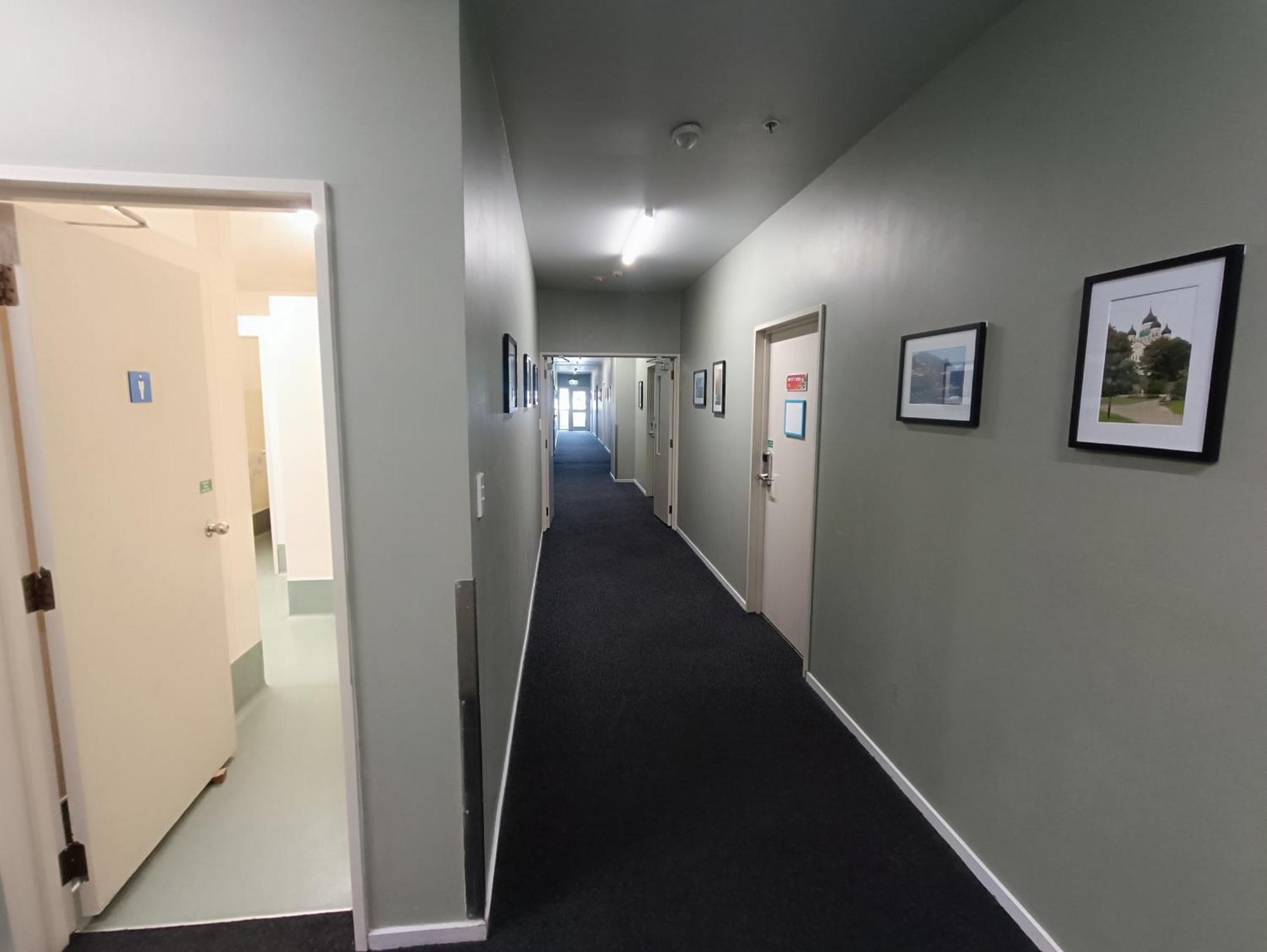 Urbanz Vandrarhem Christchurch Exteriör bild A corridor at the University of Waikato's E H Turbott Residence