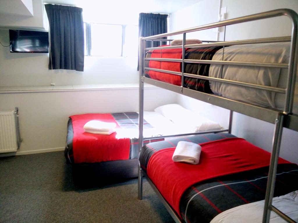 Urbanz Vandrarhem Christchurch Exteriör bild A typical room at the hostel