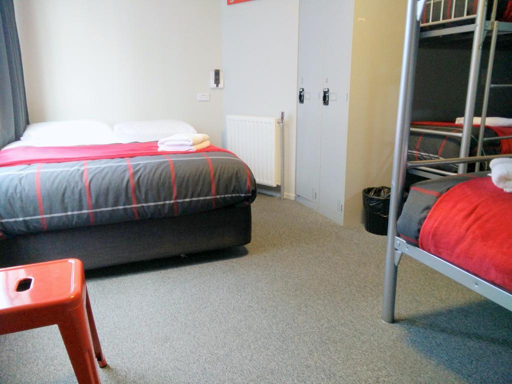 Urbanz Vandrarhem Christchurch Exteriör bild A typical room at a hostel