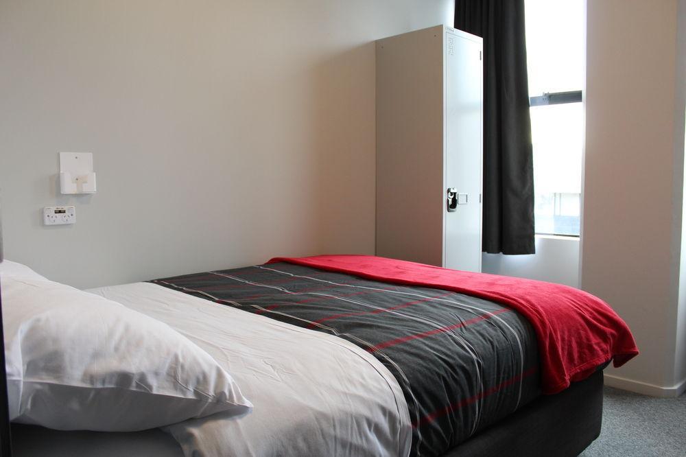 Urbanz Vandrarhem Christchurch Exteriör bild A bedroom at the University of Nottingham's Jubilee Hall
