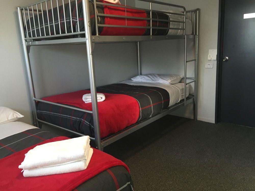 Urbanz Vandrarhem Christchurch Exteriör bild A room at the motel