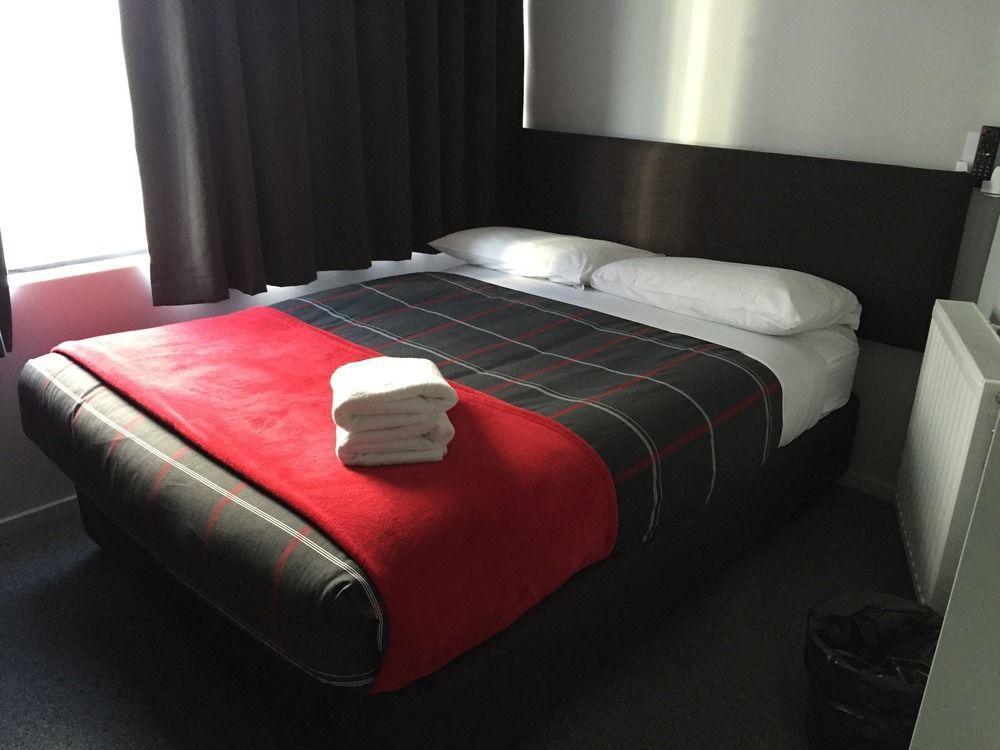 Urbanz Vandrarhem Christchurch Exteriör bild A typical room at the hotel