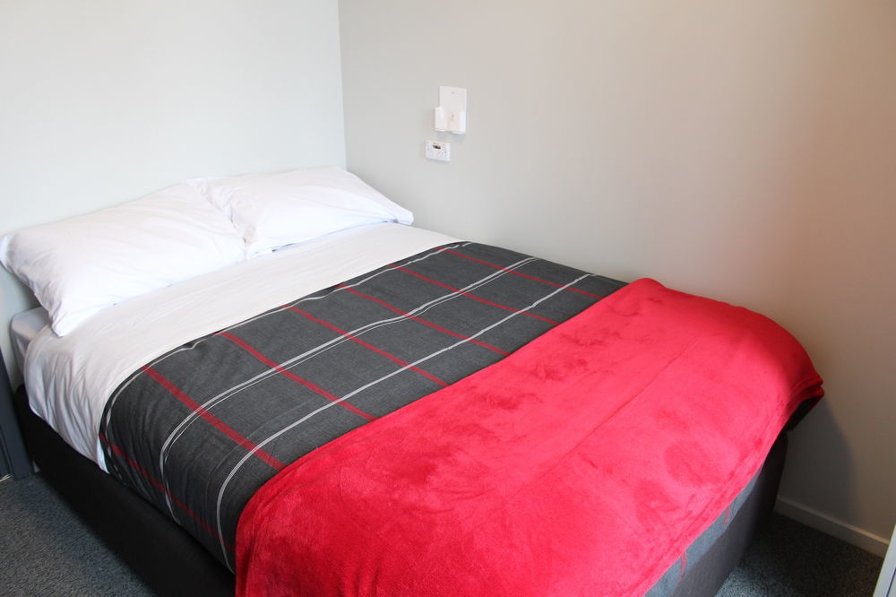 Urbanz Vandrarhem Christchurch Exteriör bild A bed with a throw