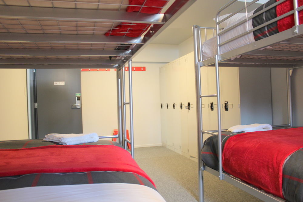 Urbanz Vandrarhem Christchurch Exteriör bild A typical room at a typical hostel