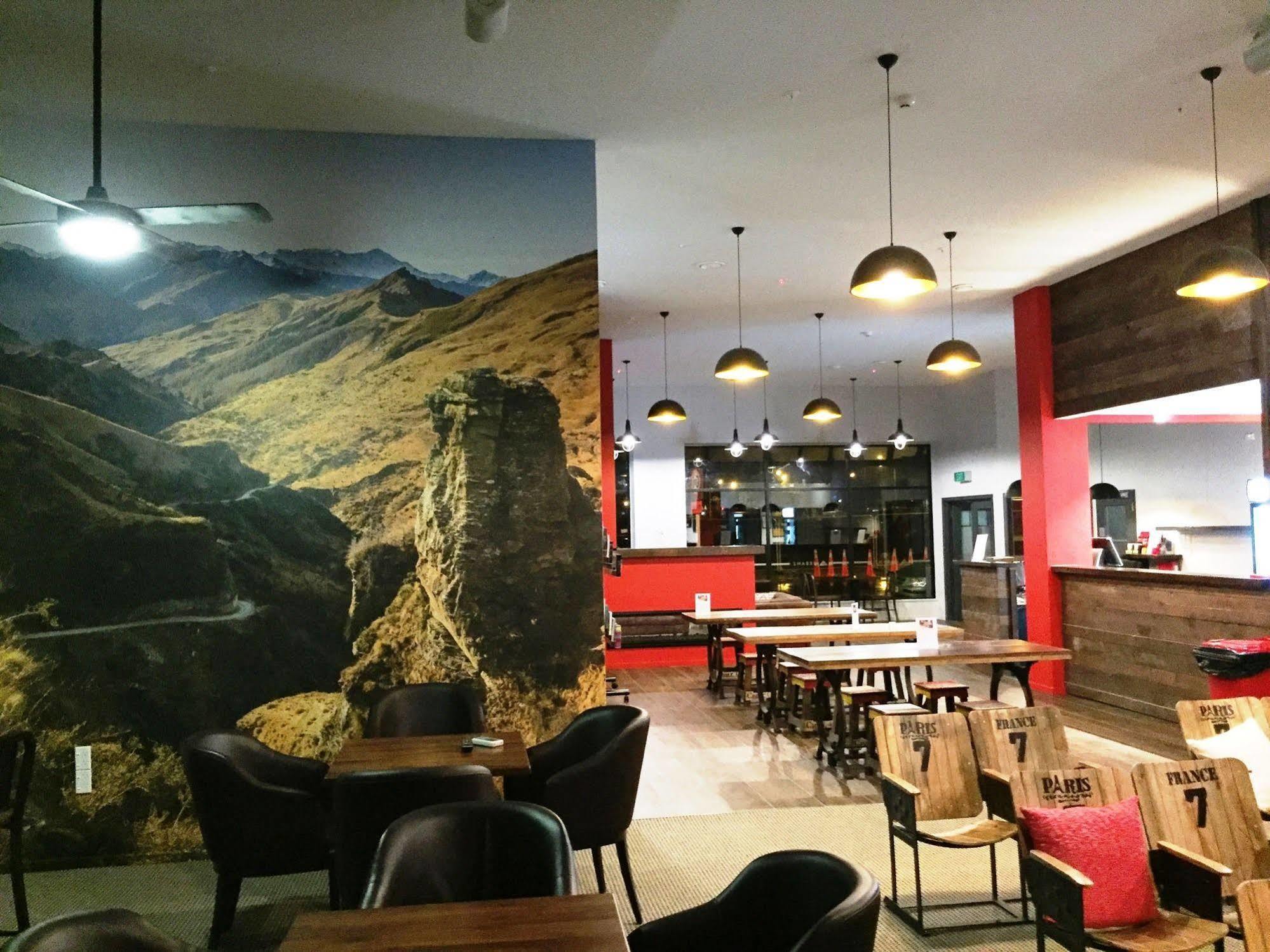Urbanz Vandrarhem Christchurch Exteriör bild Interior of a restaurant in the station