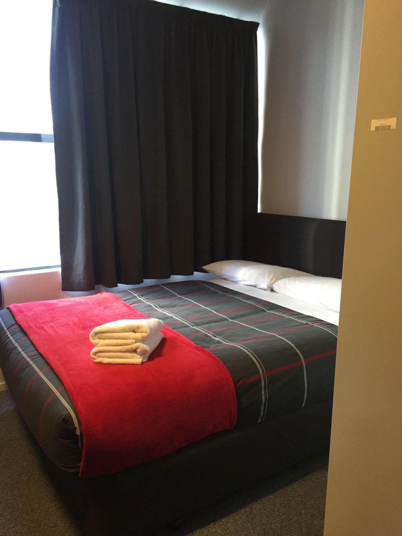 Urbanz Vandrarhem Christchurch Exteriör bild A room at the hotel
