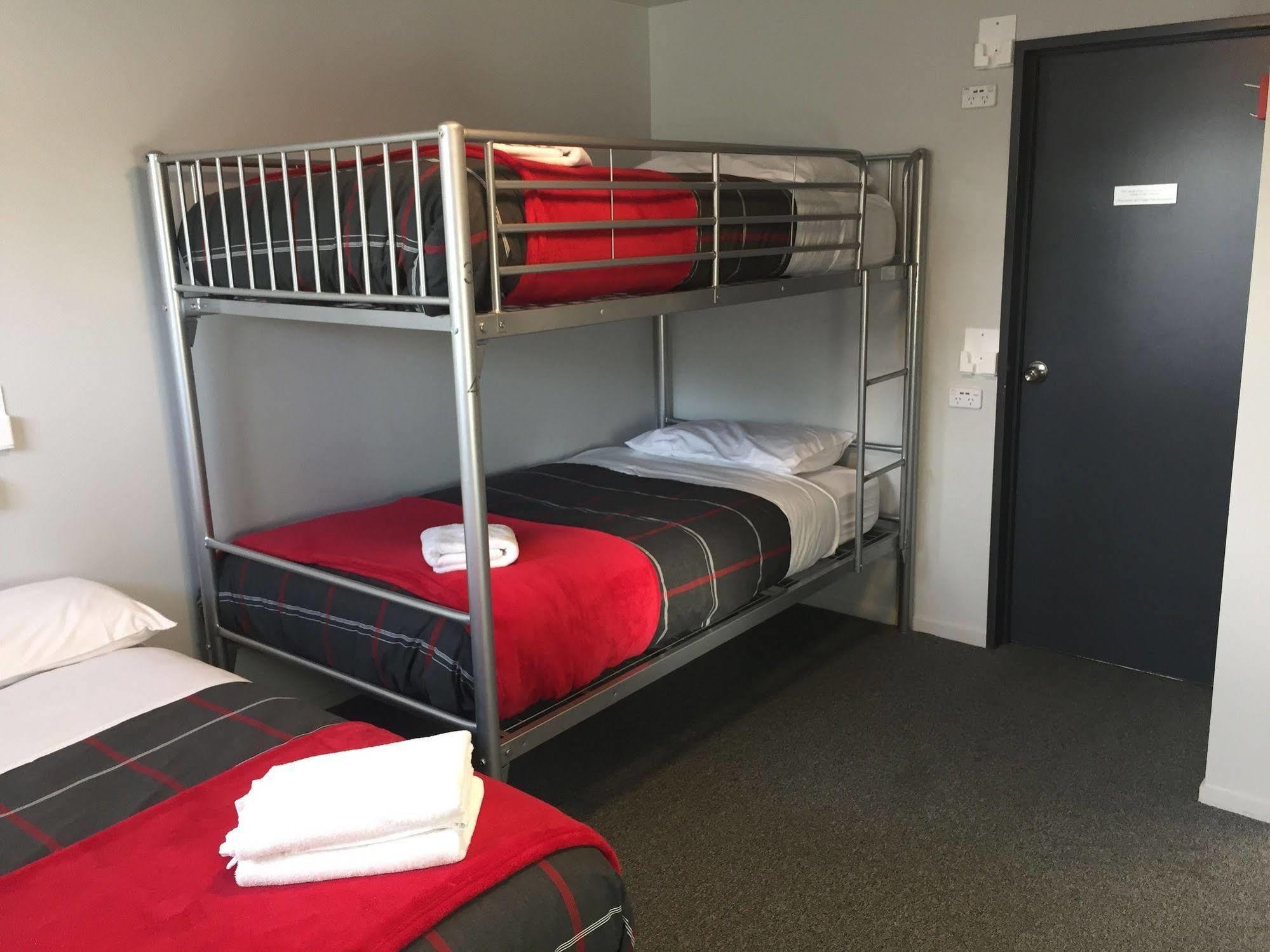 Urbanz Vandrarhem Christchurch Exteriör bild A bunk bed in a hostel