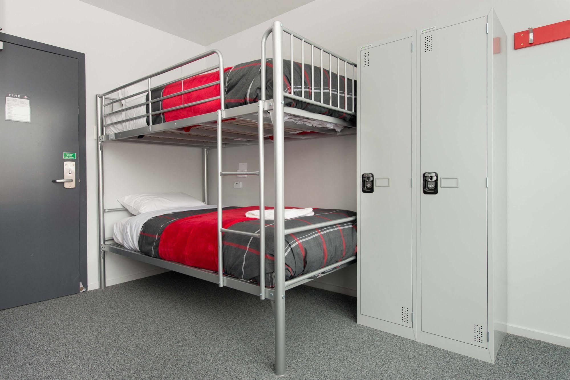 Urbanz Vandrarhem Christchurch Exteriör bild A bunk bed