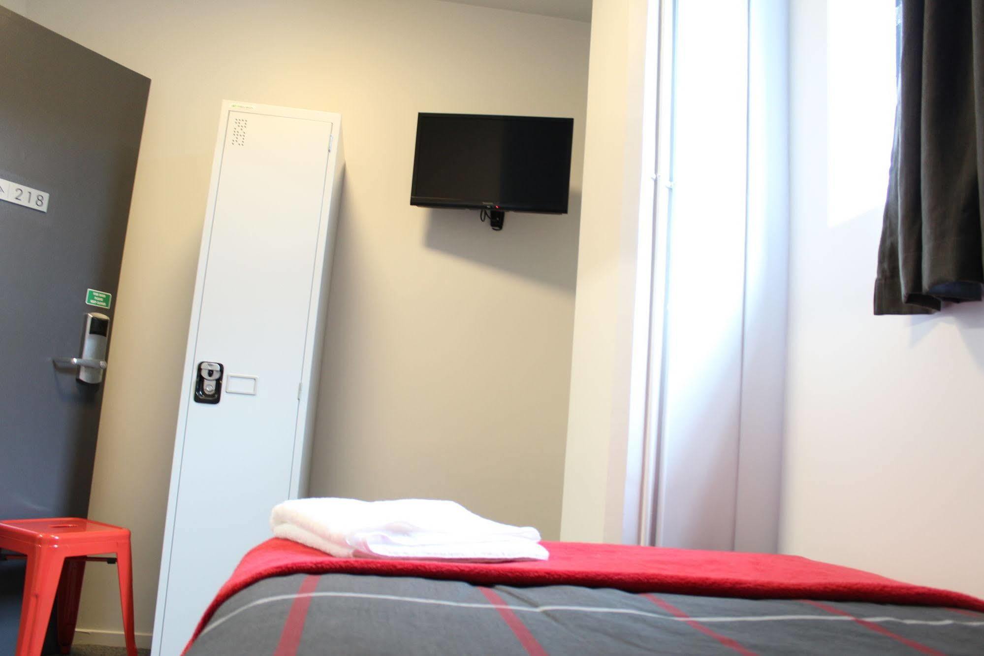Urbanz Vandrarhem Christchurch Exteriör bild A room at a B&B hotel in Paris