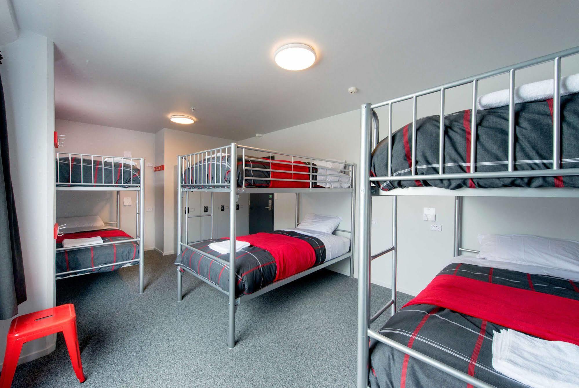 Urbanz Vandrarhem Christchurch Exteriör bild A typical room at a backpackers' hostel in Australia