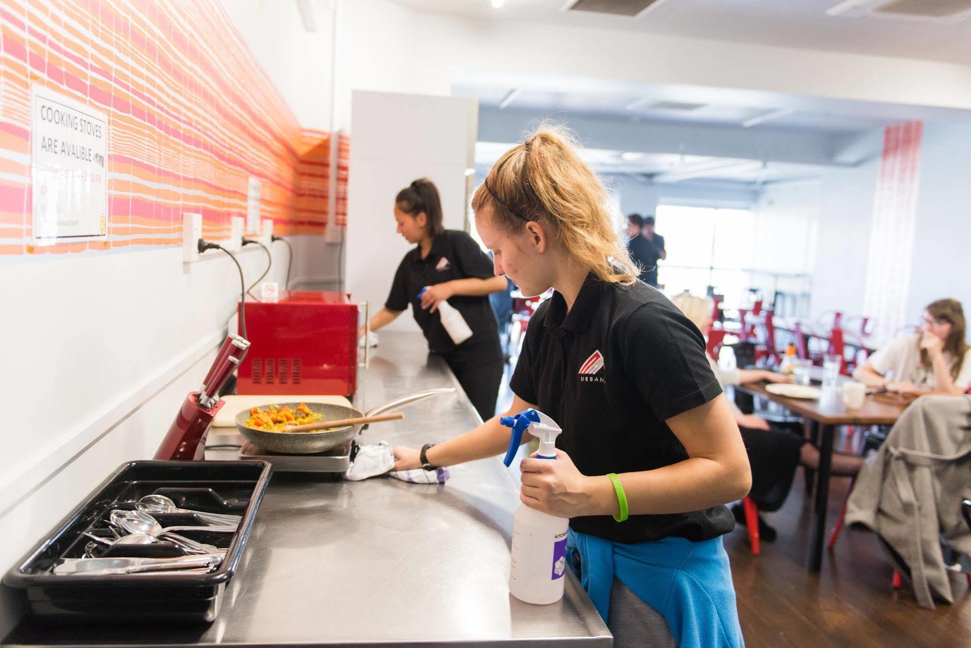 Urbanz Vandrarhem Christchurch Exteriör bild A student working in the kitchen at the restaurant