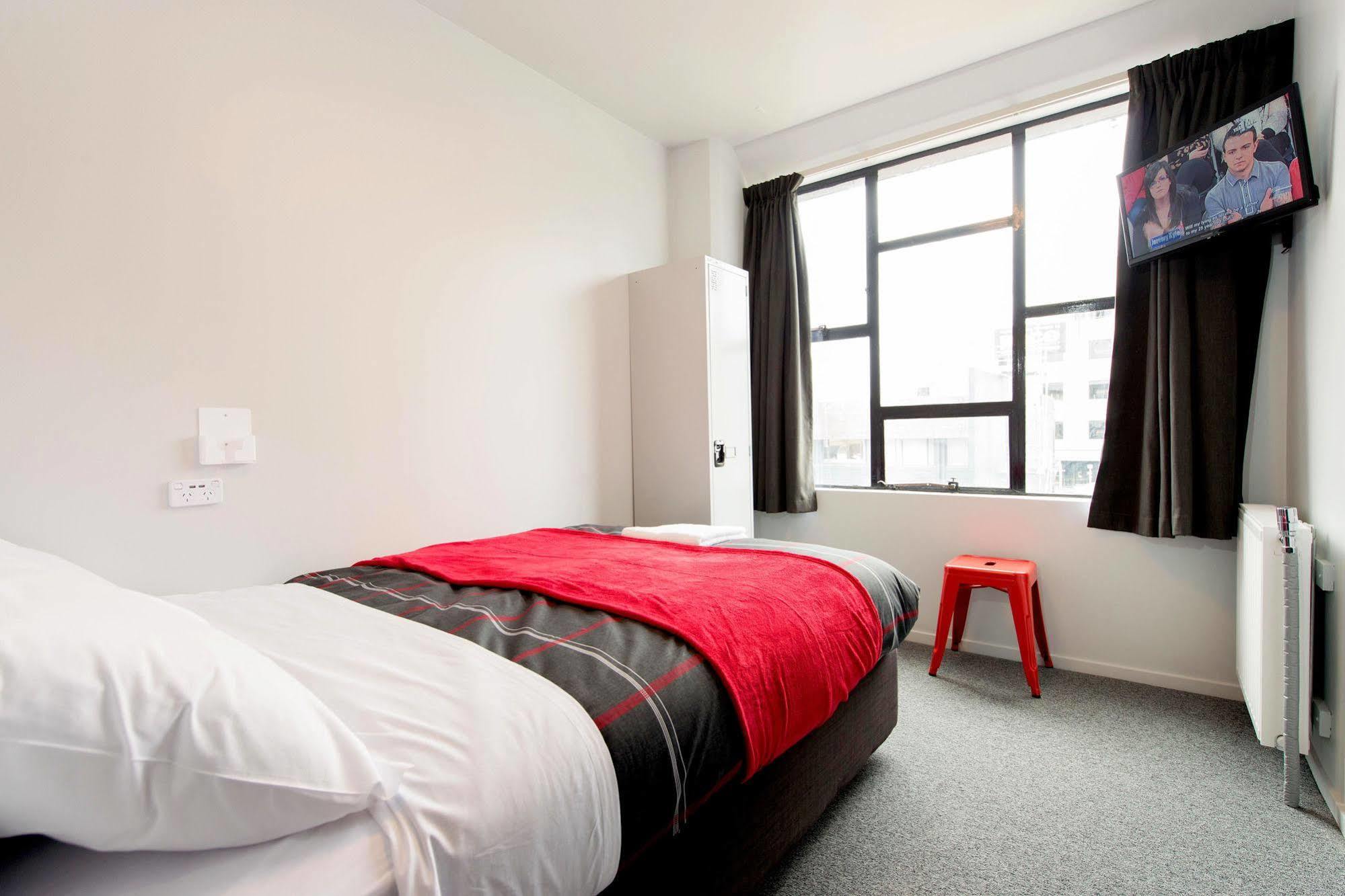 Urbanz Vandrarhem Christchurch Exteriör bild A room at the hotel
