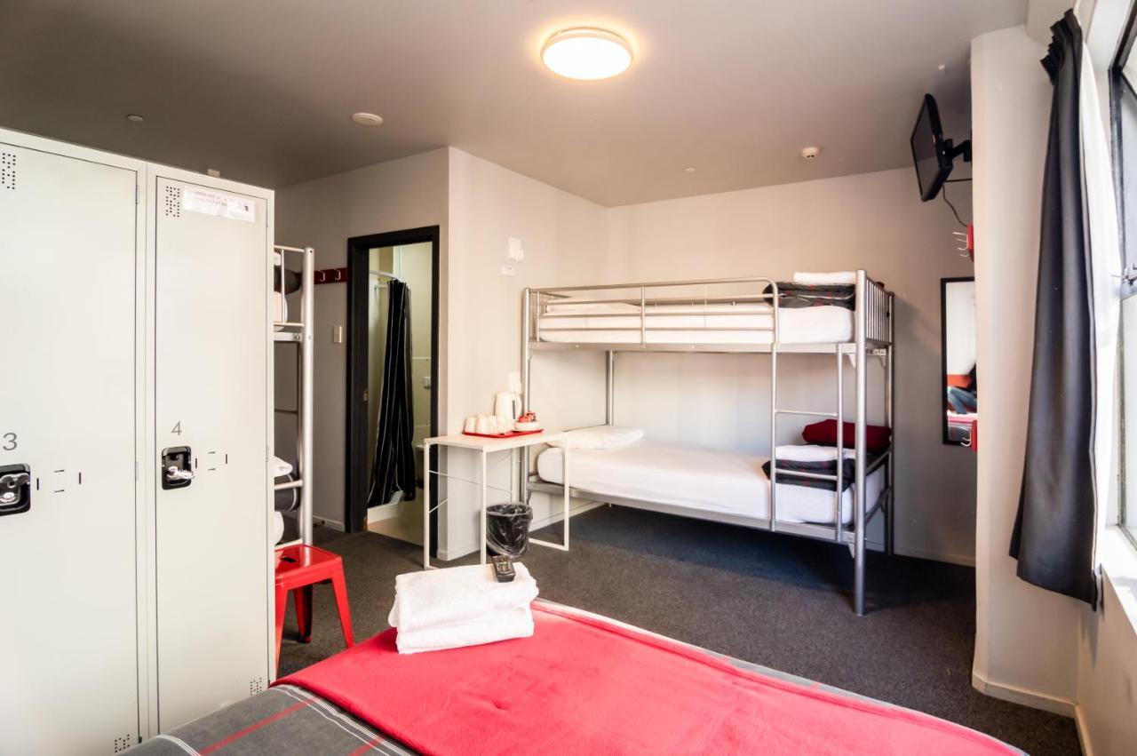 Urbanz Vandrarhem Christchurch Exteriör bild A typical room at a typical Ibis budget hotel