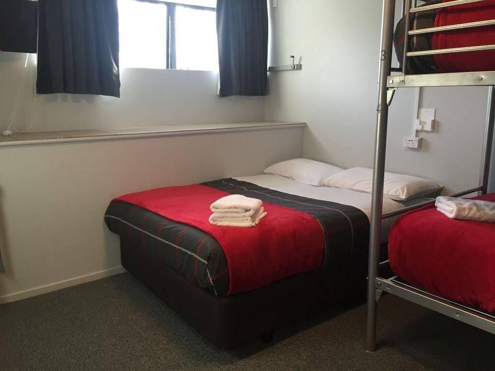 Urbanz Vandrarhem Christchurch Exteriör bild A room at the YHA in Dunedin, New Zealand