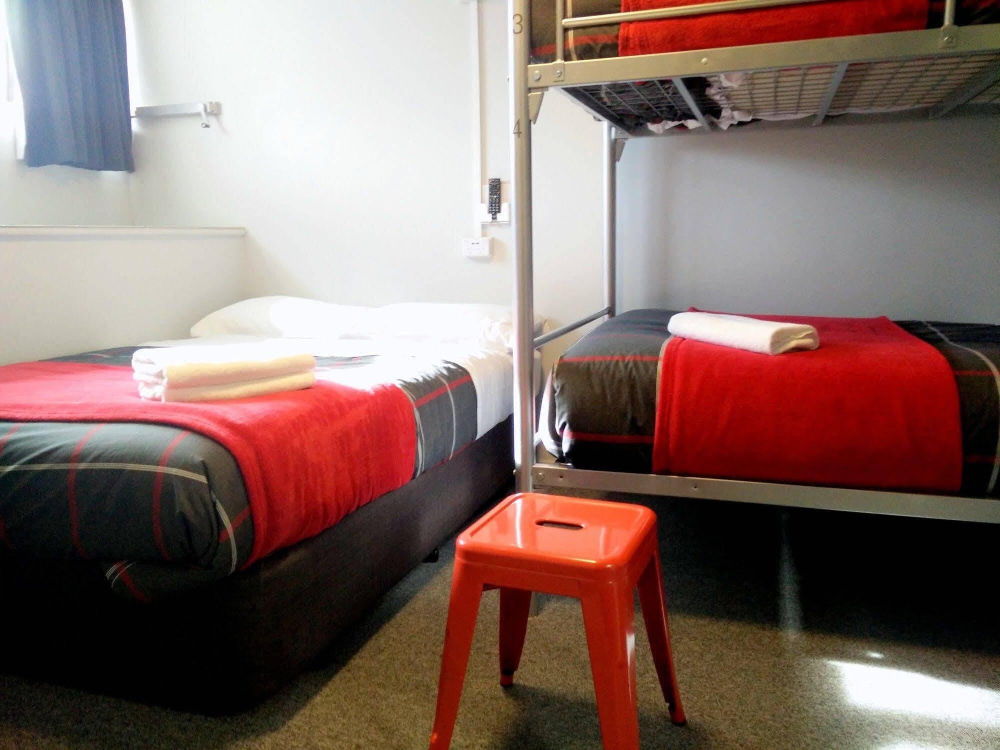 Urbanz Vandrarhem Christchurch Exteriör bild A typical room at a backpackers' hostel in Dunedin, New Zealand